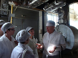 Марис Транкалис показывает завод гостям из России. Салацгрива. 21.05.2010.